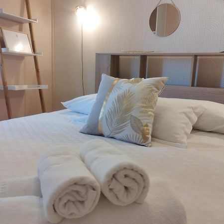 Hotel Les Thermes Жонзак Екстериор снимка