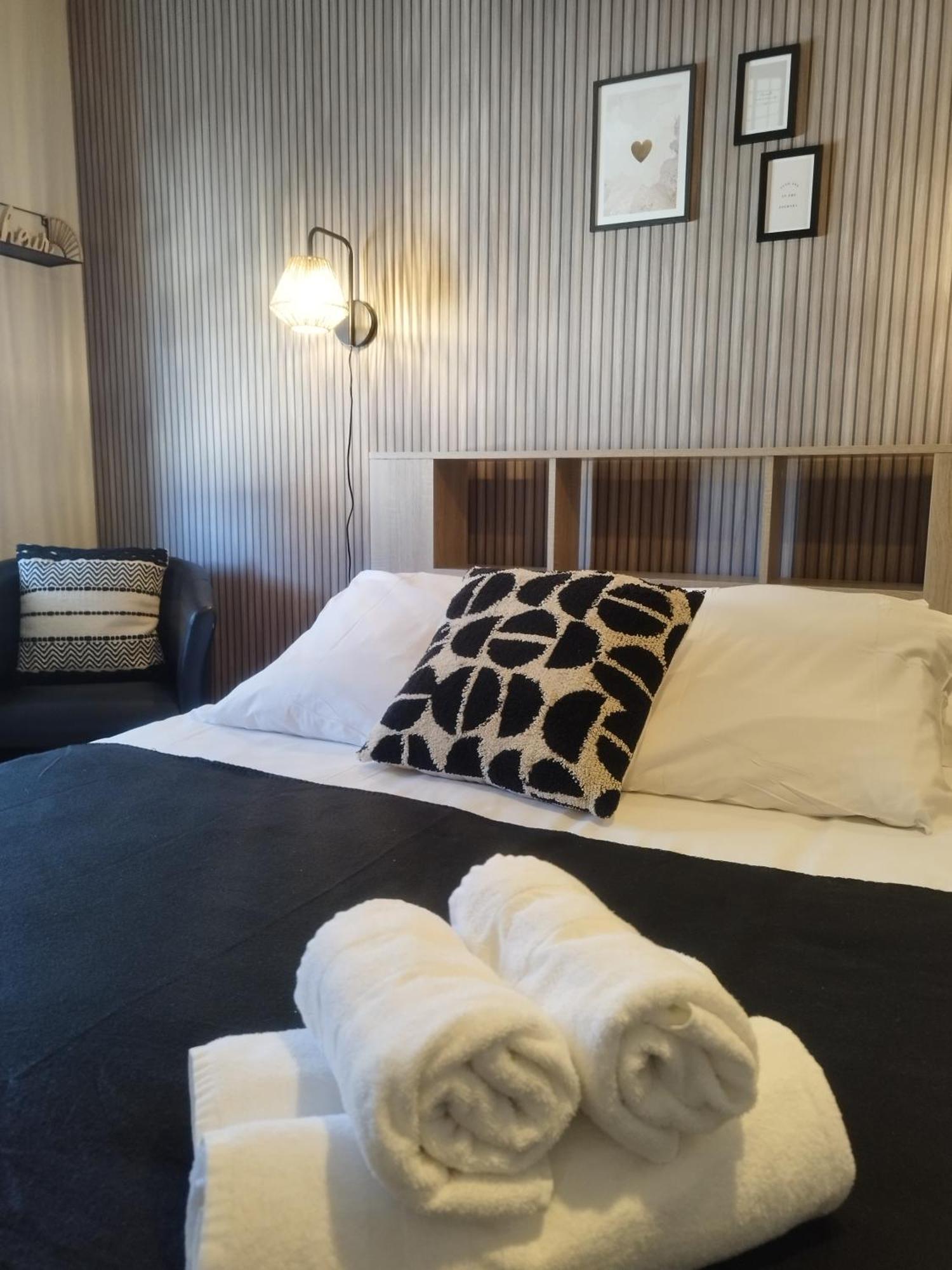 Hotel Les Thermes Жонзак Екстериор снимка