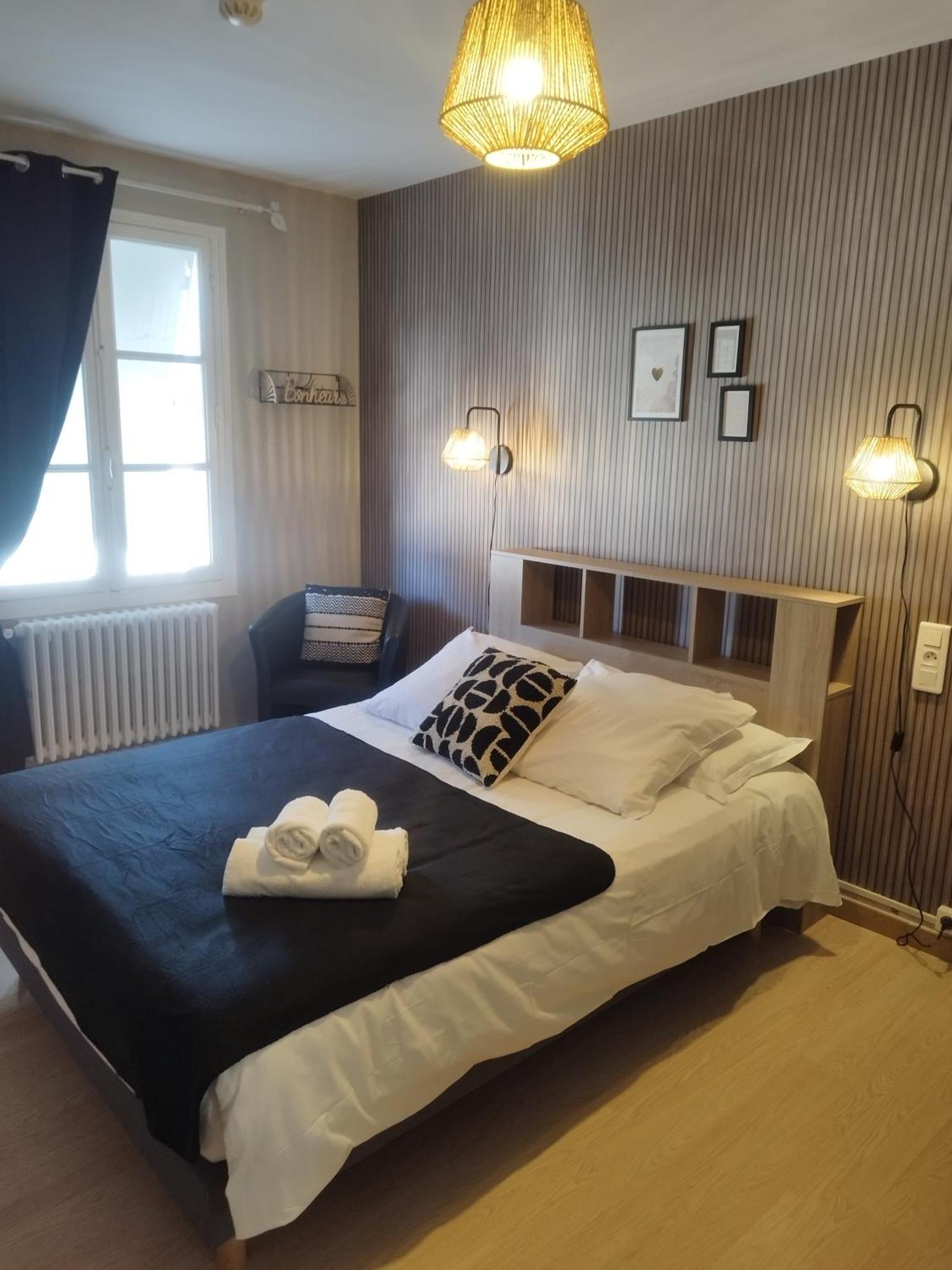 Hotel Les Thermes Жонзак Екстериор снимка