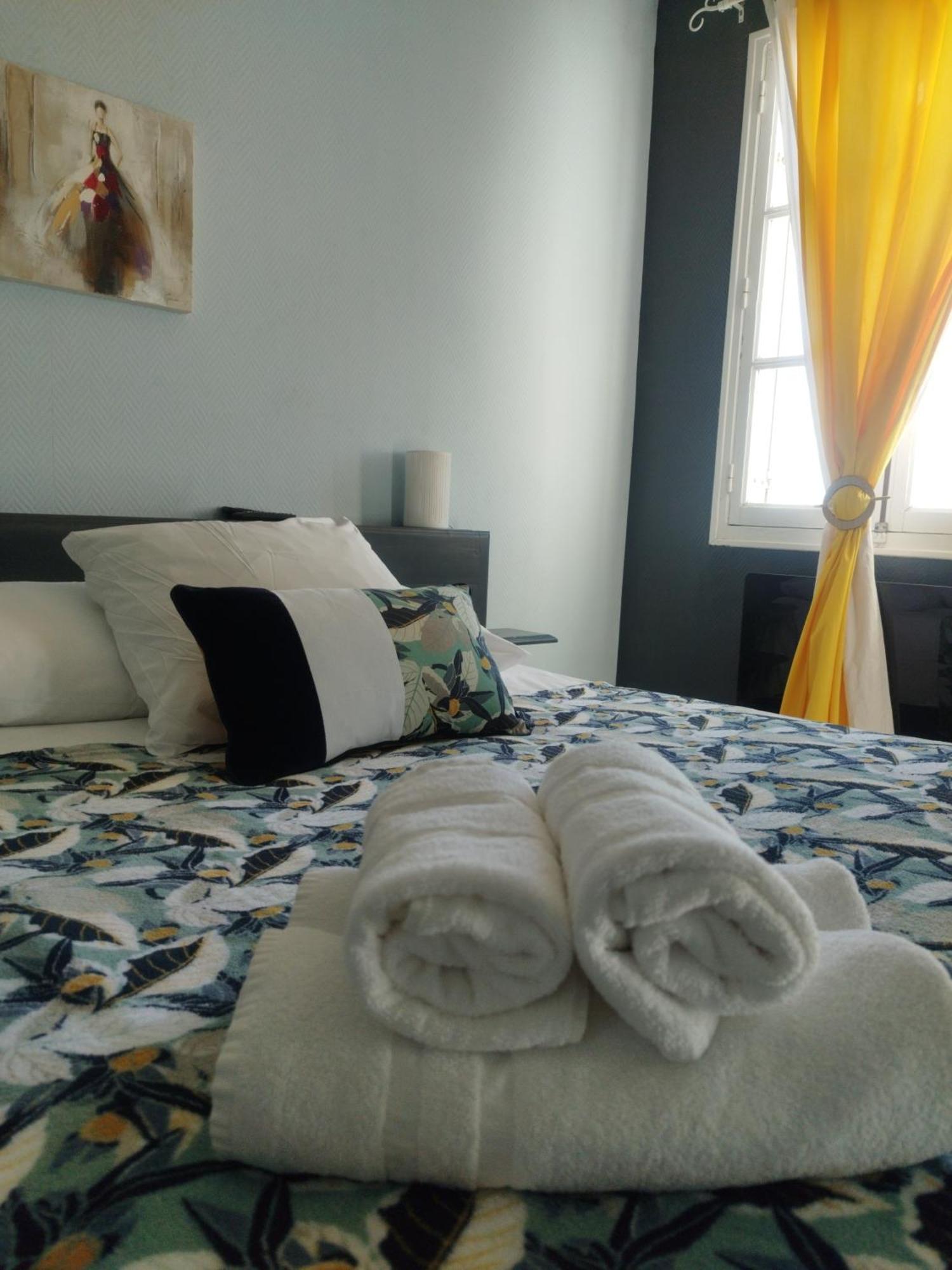 Hotel Les Thermes Жонзак Екстериор снимка