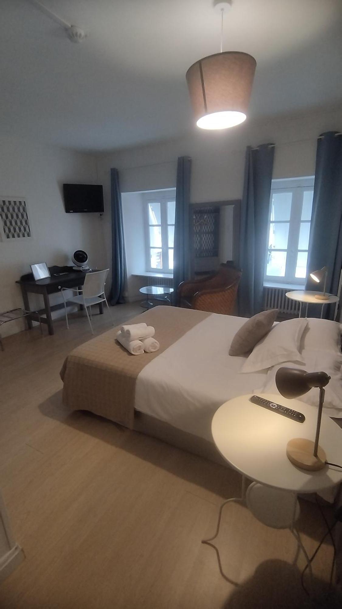 Hotel Les Thermes Жонзак Екстериор снимка