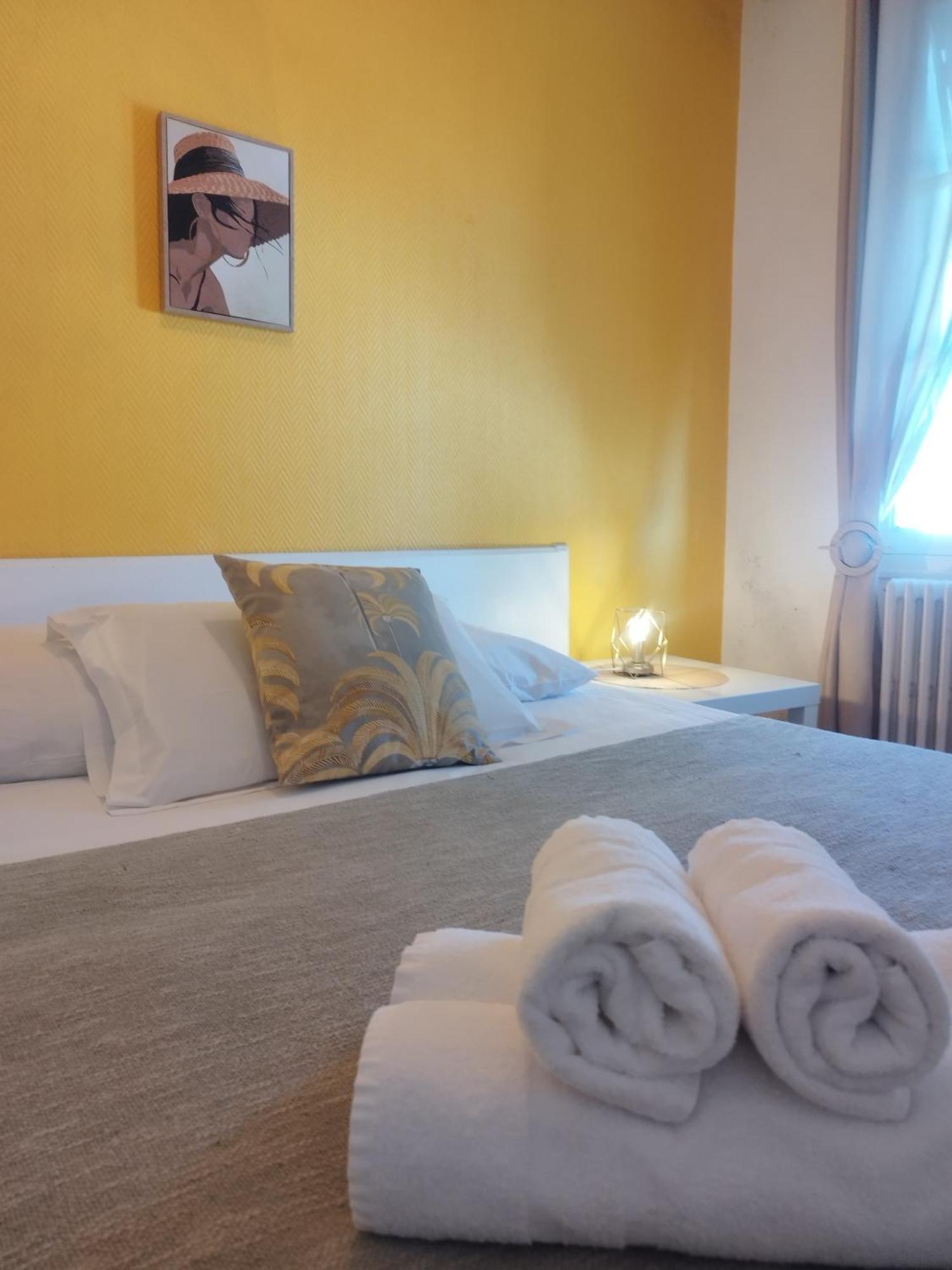 Hotel Les Thermes Жонзак Екстериор снимка