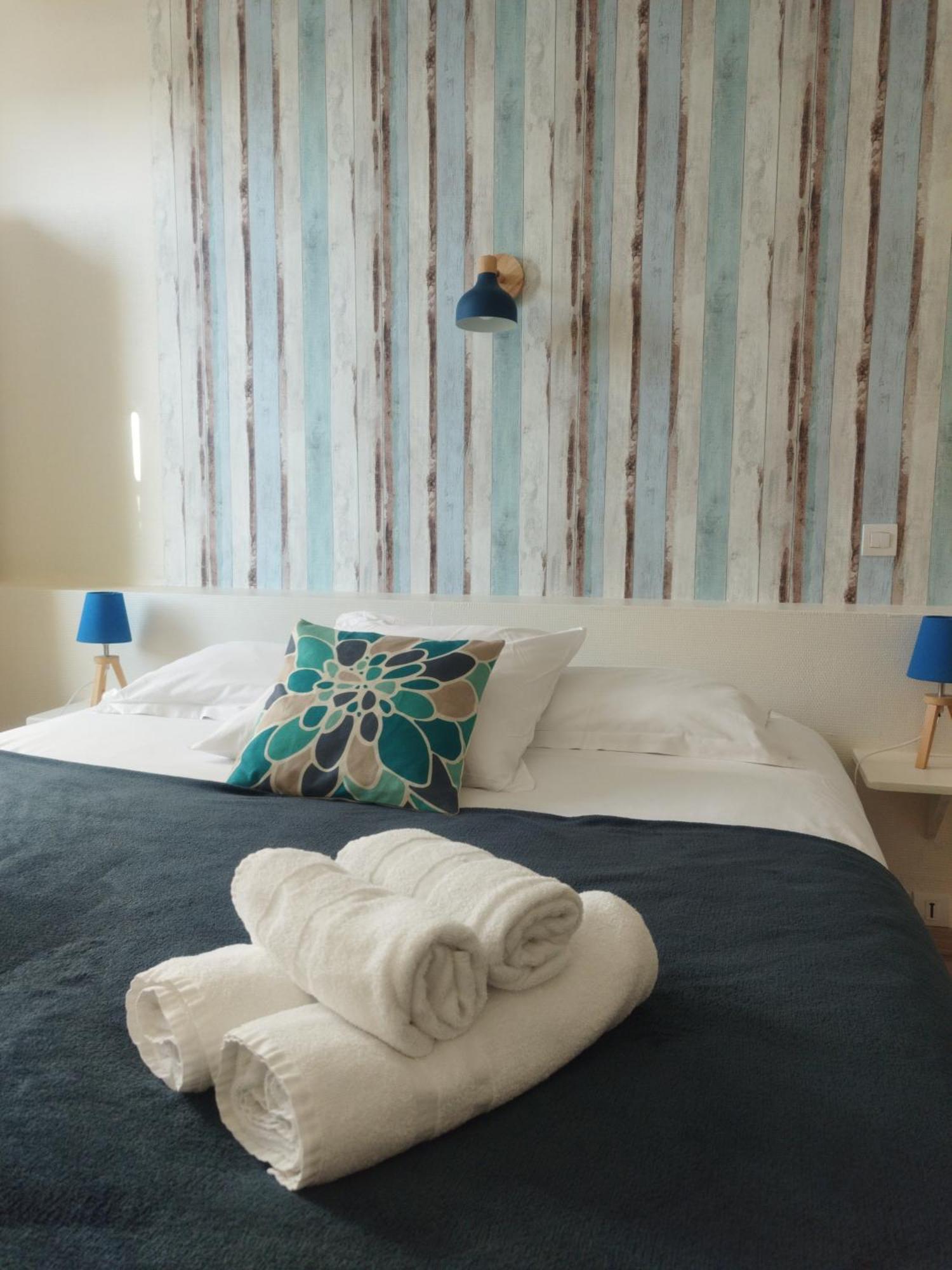 Hotel Les Thermes Жонзак Екстериор снимка